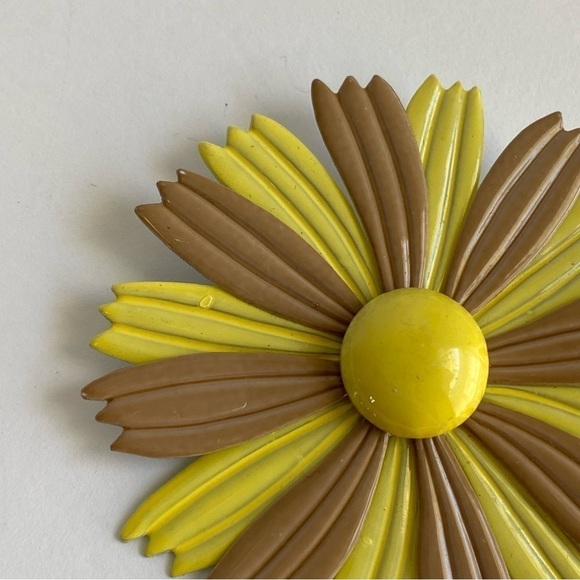 Vintage Enamel Daisy Brooch Sunburst Sunshine Pin 60s Retro Mod Yellow Tan Large - Picture 4 of 8